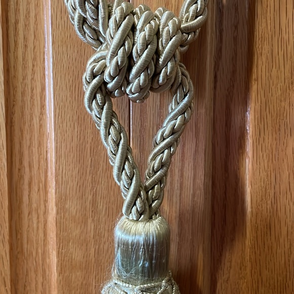 Luxury 30” Gold Rope Drapery Tieback with Fringed Tassel - Picture 4 of 6